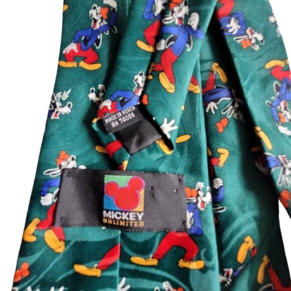 Mickey Unlimited Green and Red Goofy Tie - Picture 5 of 7